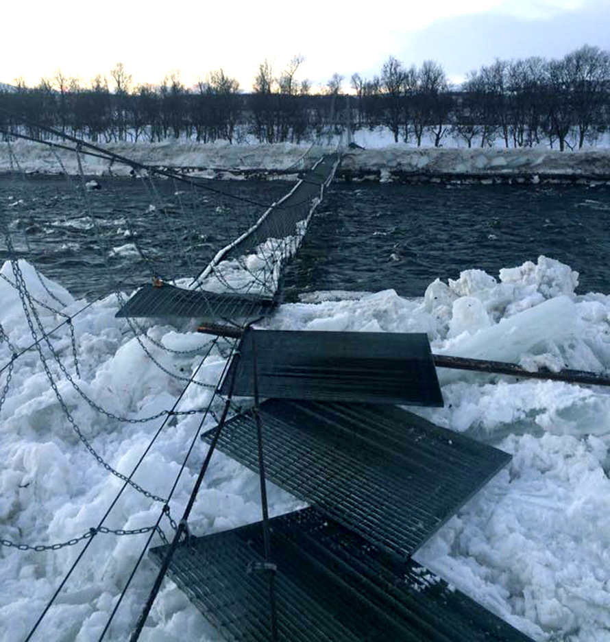 Hängbron över Handölan brister